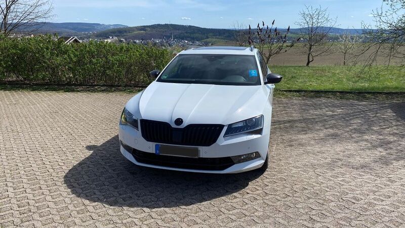 Weiß Gebraucht 2017 Skoda Superb SportLine Kombi | 25.000 € - Bild 1/4
