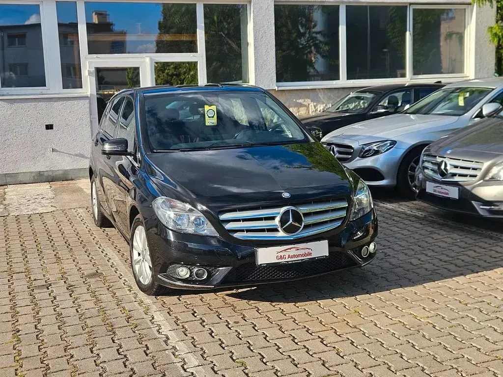 Gebraucht Mercedes B180 122 PS (89 kW) 2013 Schwarz Van / Kleinbus