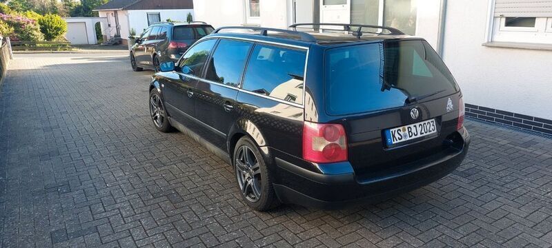 Schwarz Gebraucht 2003 VW Passat Basis Kombi | 3.900 € (Teuer) - Bild 1/4