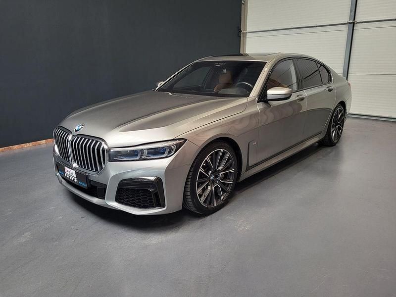 Grau Gebraucht 2019 BMW 750 M Sport Limousine | 61.950 € (Teuer) - Bild 1/4