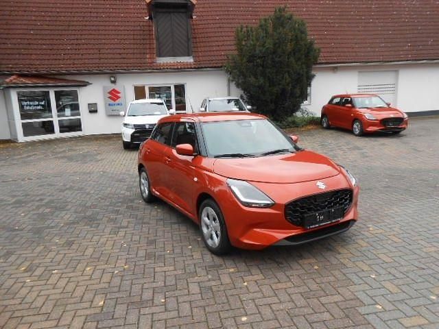 Orange Neu 2025 Suzuki Swift Comfort Kleinwagen | 18.150 € - Bild 1/4