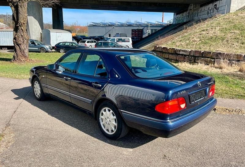 Gebraucht Mercedes E300 Elegance 177 PS (130 kW) 1999 Blau Limousine