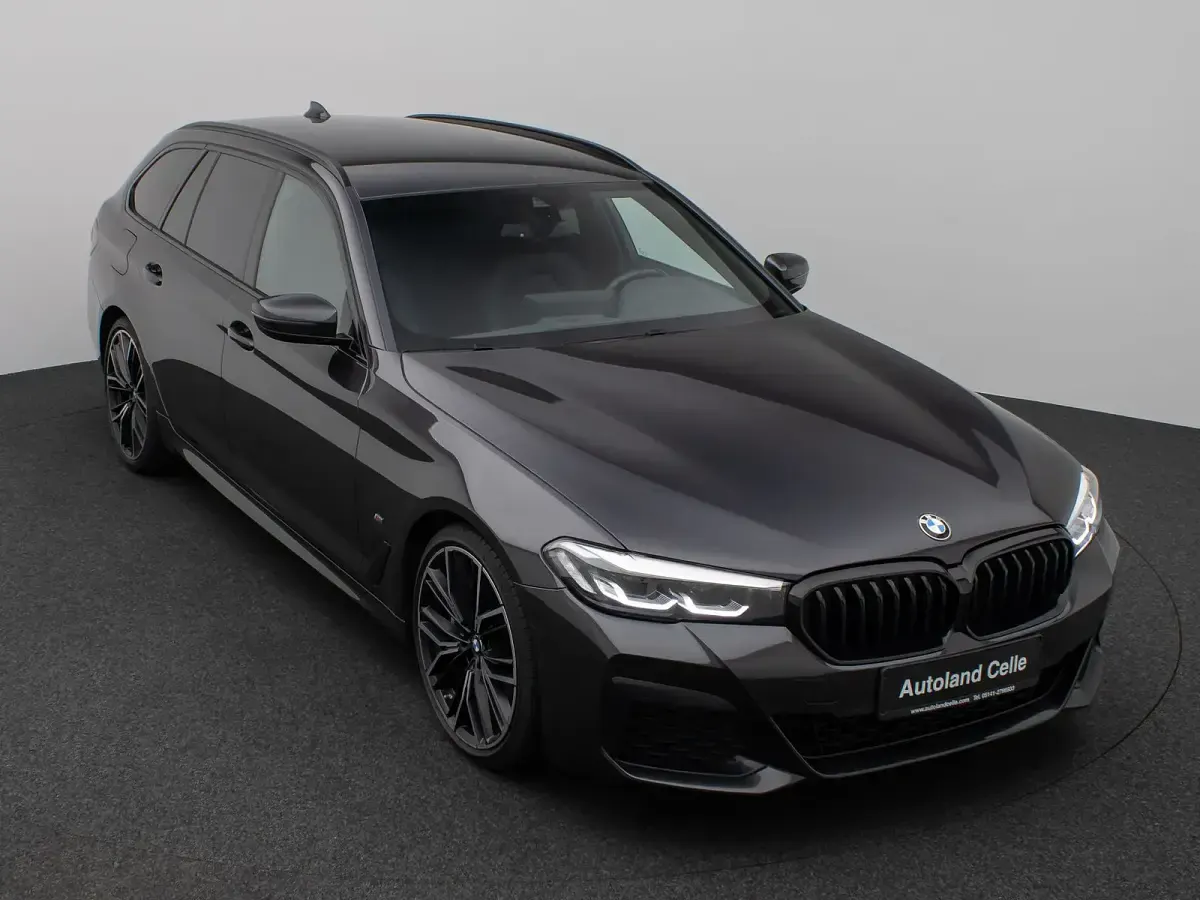Gebraucht BMW 530 M Sport 286 PS (210 kW) 2023 Sophistograu brillanteffekschwarz Limousine