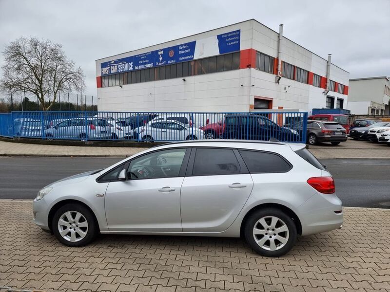 Silber Gebraucht 2011 Opel Astra Design Edition Kombi | 5.299 € (Fairer Preis) - Bild 1/4