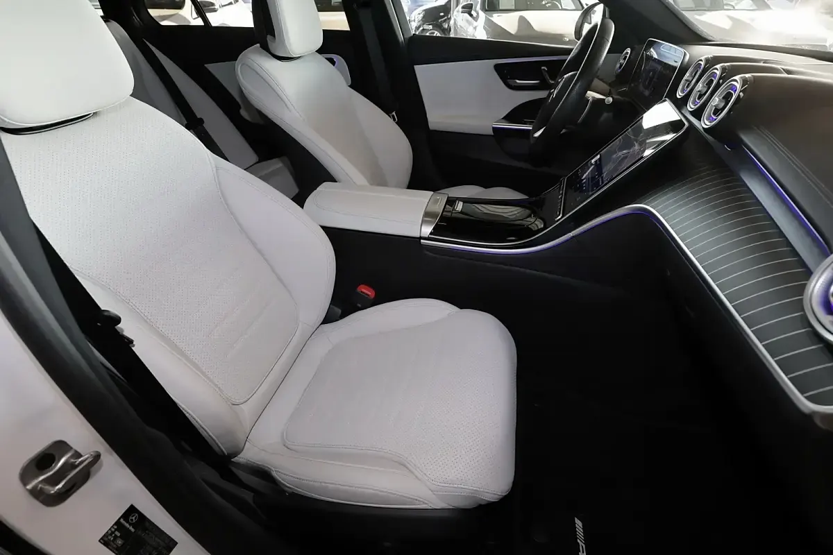 Gebraucht Mercedes C200 AMG 163 PS (119 kW) 2024 Unilack polarweiß Kombi