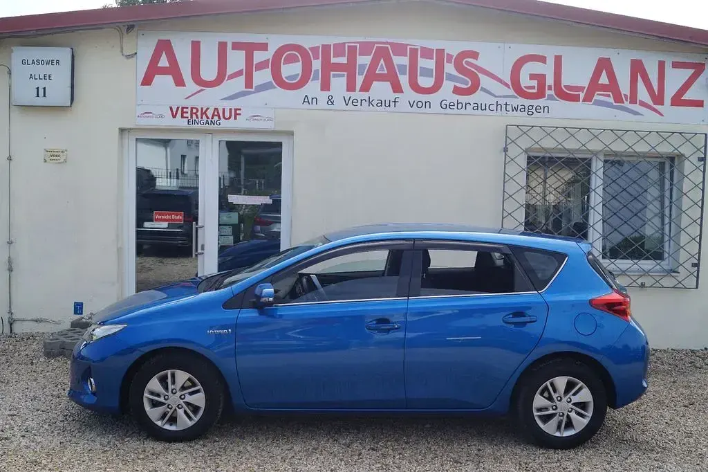 Gebraucht Toyota Auris Hybrid Life 99 PS (72 kW) 2014 Electric blue metallic Limousine