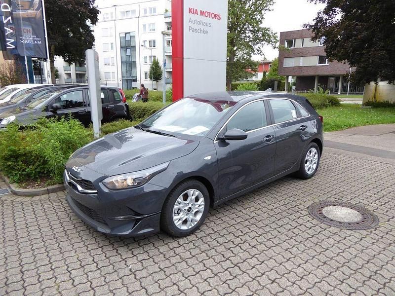 Grau Neu 2025 Kia Ceed Comfort Limousine | 24.980 € (Etwas zu teuer) - Bild 1/4