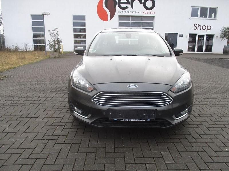 Grau Gebraucht 2016 Ford Focus Titanium Limousine | 7.550 € (Superpreis) - Bild 1/4