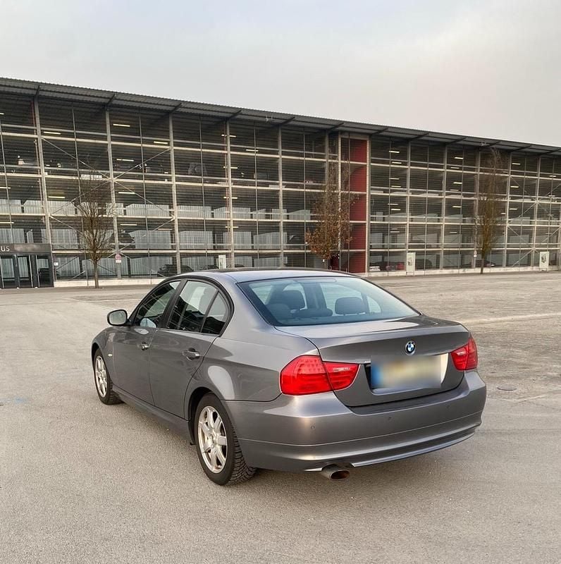 Gebraucht BMW 318 142 PS (104 kW) 2010 Andere farben Limousine