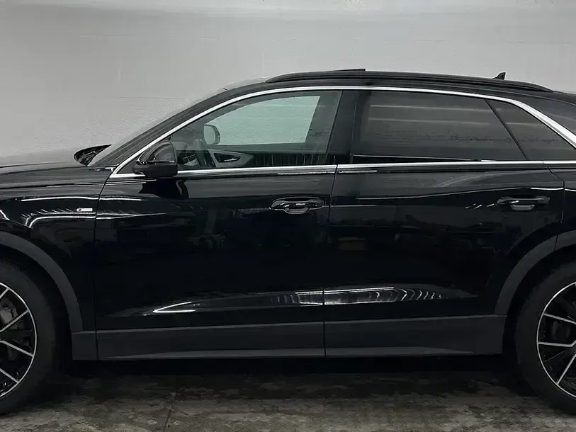 Gebraucht Audi Q8 S-Line 340 PS (250 kW) 2023 Mythosschwarz (metallic) SUV