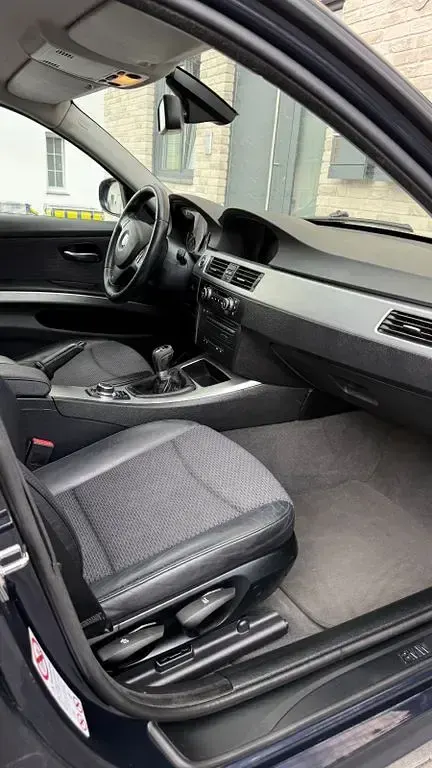 Gebraucht BMW 320 177 PS (130 kW) 2009 Blau Kombi