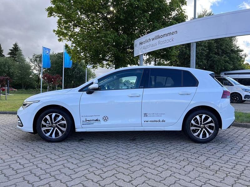 Gebraucht VW Golf VIII Active 116 PS (85 kW) 2022 Pure white Limousine