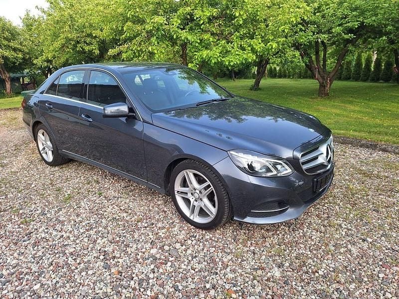 Grau Gebraucht 2014 Mercedes E220 Limousine | 12.200 € (Fairer Preis) - Bild 1/4