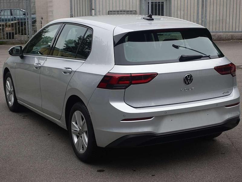 Gebraucht VW Golf VIII Life 150 PS (110 kW) 2021 Reflexsilber metallic (metallic) Limousine