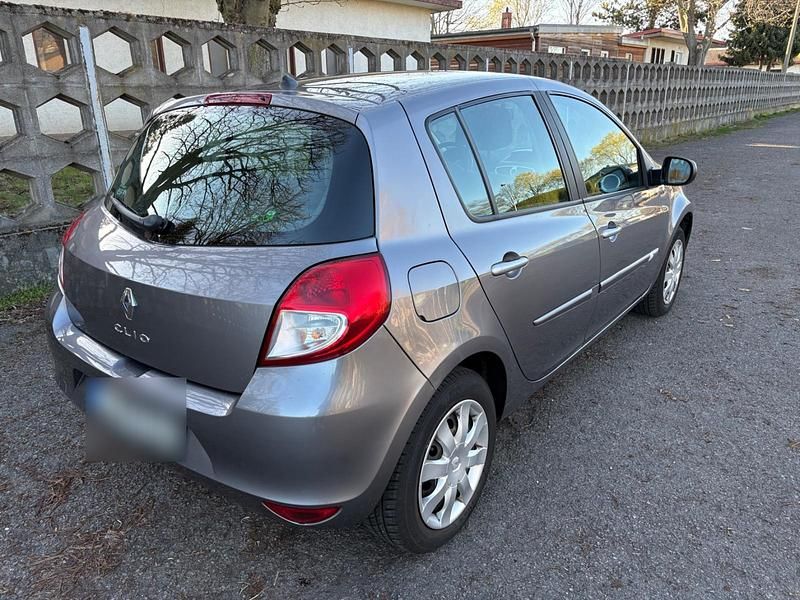 Gebraucht Renault Clio II 75 PS (55 kW) 2010 Grau Kleinwagen
