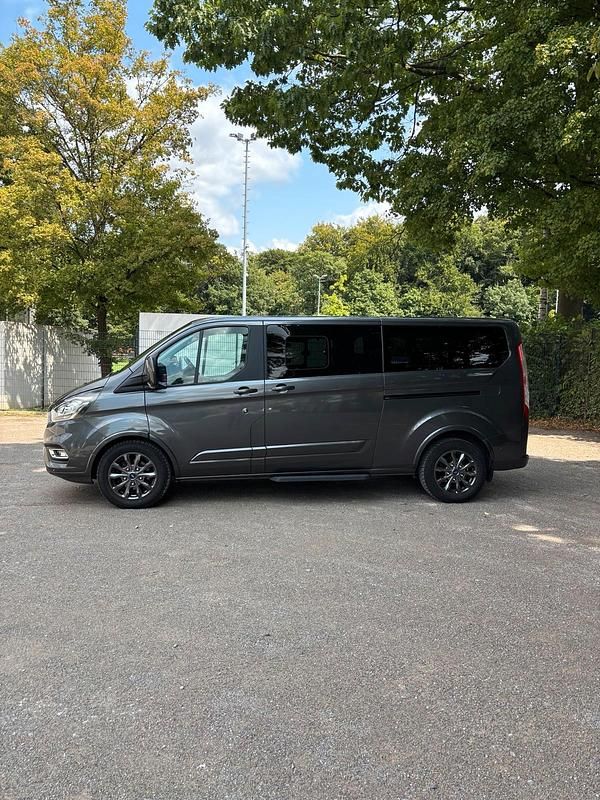 Grau Gebraucht 2021 Ford Tourneo Custom Van / Kleinbus | 32.000 € - Bild 1/4