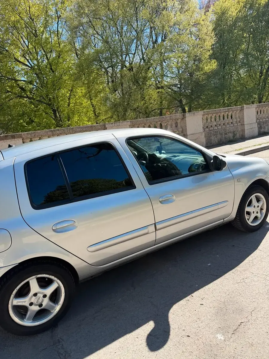 Gebraucht Renault Clio 75 PS (55 kW) 2010 Silber Kleinwagen
