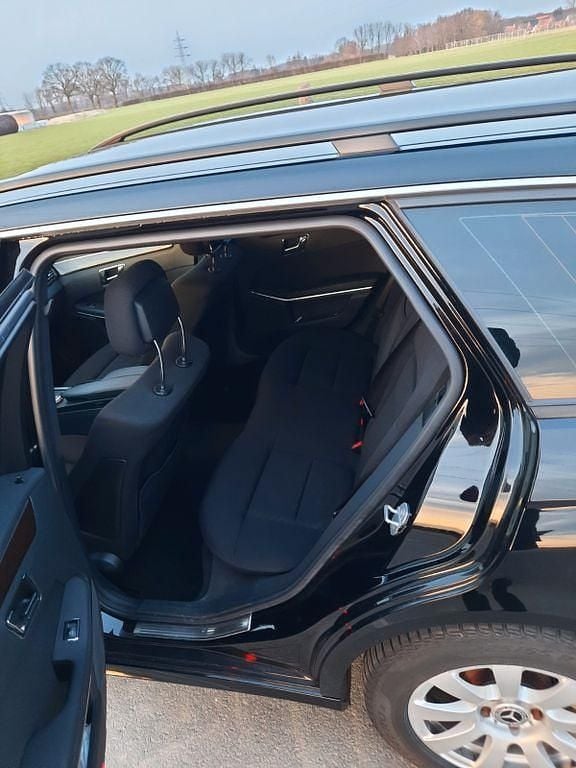 Schwarz Gebraucht 2010 Mercedes E200 Limousine | 7.550 € (Guter Preis) - Bild 1/4