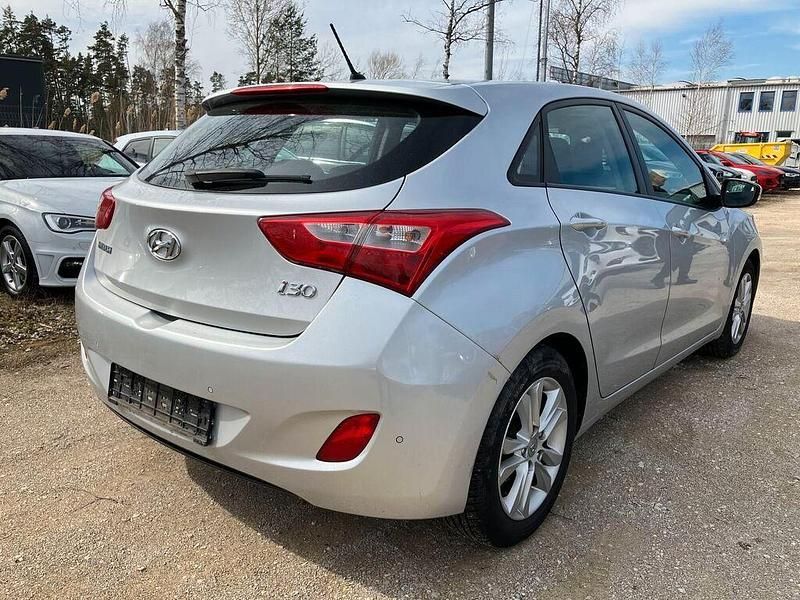 Gebraucht Hyundai i30 Intro Edition 99 PS (72 kW) 2012 Silber Limousine