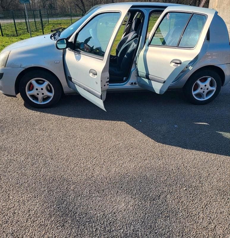 Gebraucht Renault Clio II 75 PS (55 kW) 2004 Silber Kleinwagen