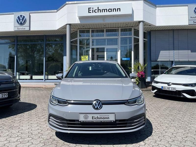 Grau Gebraucht 2022 VW Golf VIII Life Limousine | 22.490 € (Etwas zu teuer) - Bild 1/4