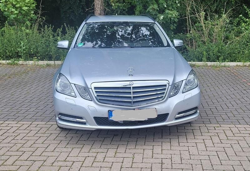 Silber Gebraucht 2010 Mercedes E250 Kombi | 9.200 € (Fairer Preis) - Bild 1/4