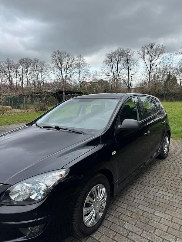 Gebraucht Hyundai i30 109 PS (80 kW) 2012 Schwarz Limousine