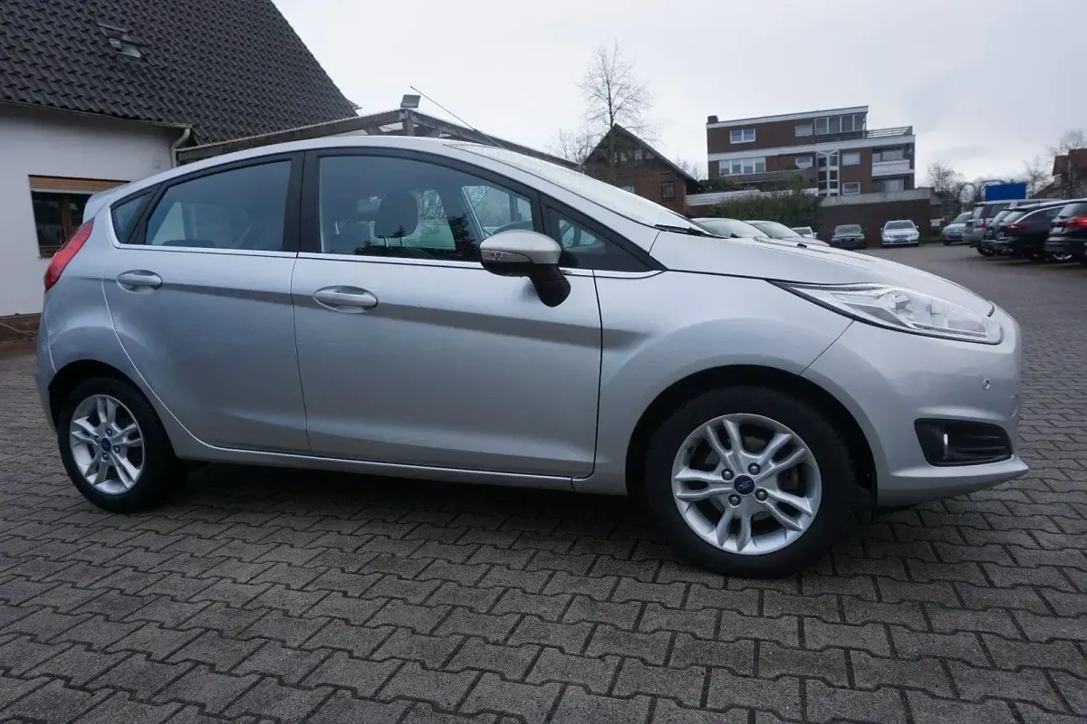 Gebraucht Ford Fiesta Titanium 101 PS (74 kW) 2015 Silber Kleinwagen