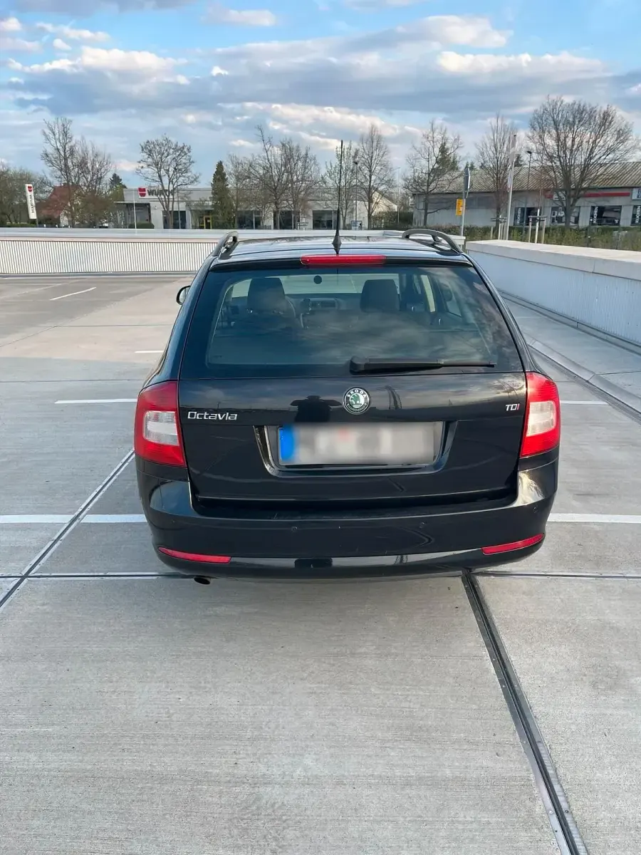 Gebraucht Skoda Octavia 140 PS (102 kW) 2011 Schwarz Kombi