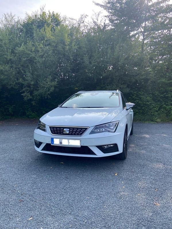 Weiß Gebraucht 2020 Seat Leon XCELLENCE Kombi | 15.990 € (Guter Preis) - Bild 1/4