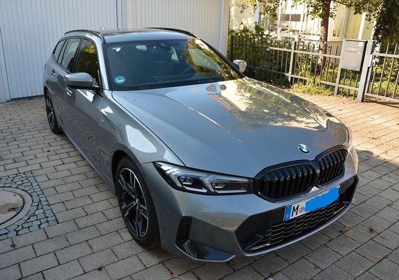 Grau Gebraucht 2024 BMW 320 M Sport Kombi | 35.900 € (Superpreis) - Bild 1/4