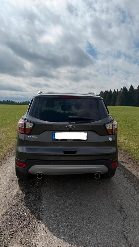 Gebraucht Ford Kuga Titanium 150 PS (110 kW) 2017 Grau SUV