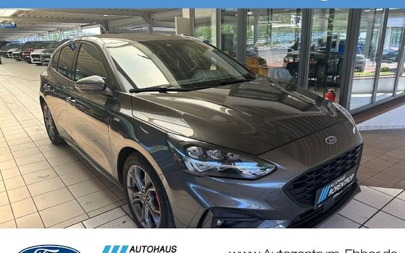 Grau Gebraucht 2021 Ford Focus ST-Line X Limousine | 19.477 € (Etwas zu teuer) - Bild 1/4