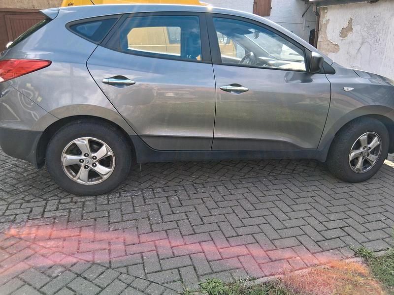 Grau Gebraucht 2010 Hyundai ix35 SUV | 9.499 € - Bild 1/4