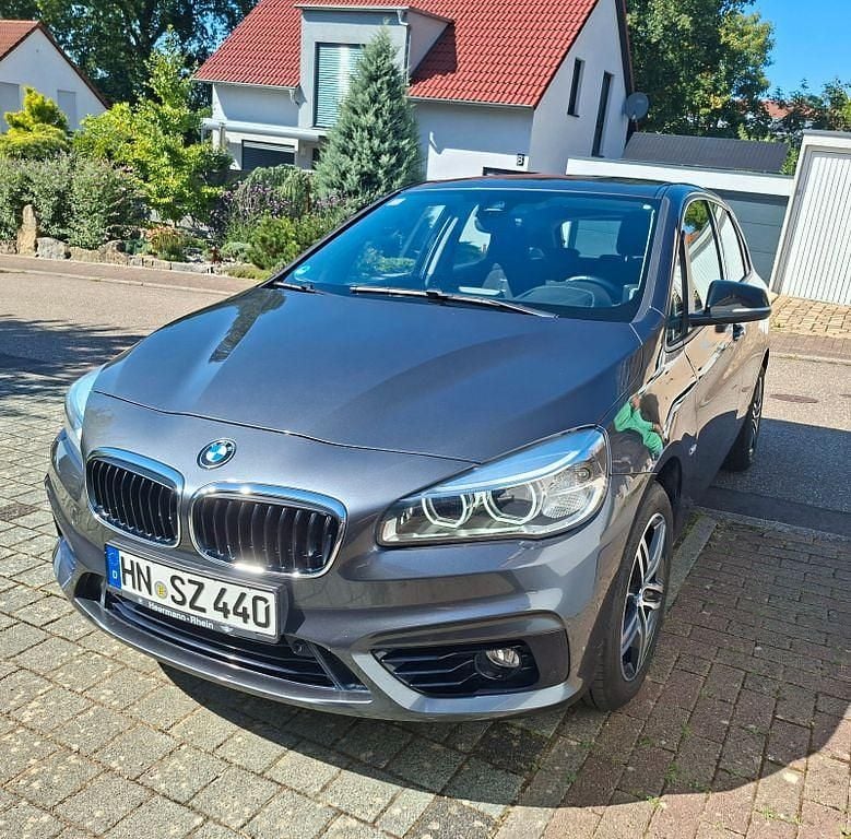Grau Gebraucht 2017 BMW 218 Active Tourer Sport Line Van / Kleinbus | 11.000 € (Guter Preis) - Bild 1/4