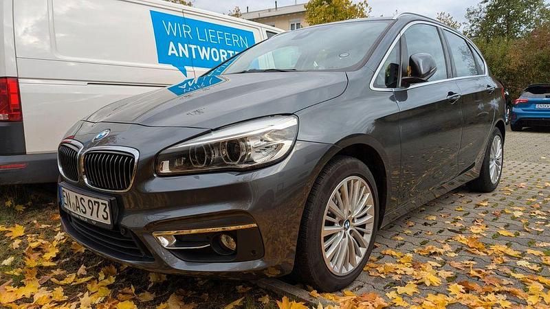 Grau Gebraucht 2015 BMW 218 Active Tourer Luxury Line Van / Kleinbus | 11.500 € (Fairer Preis) - Bild 1/4
