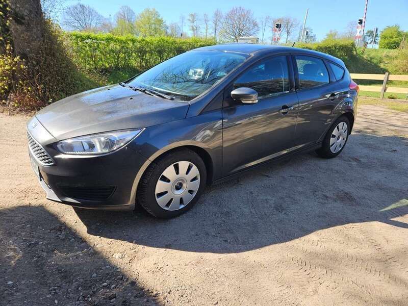 Grau Gebraucht 2016 Ford Focus Trend Limousine | 7.000 € (Guter Preis) - Bild 1/4