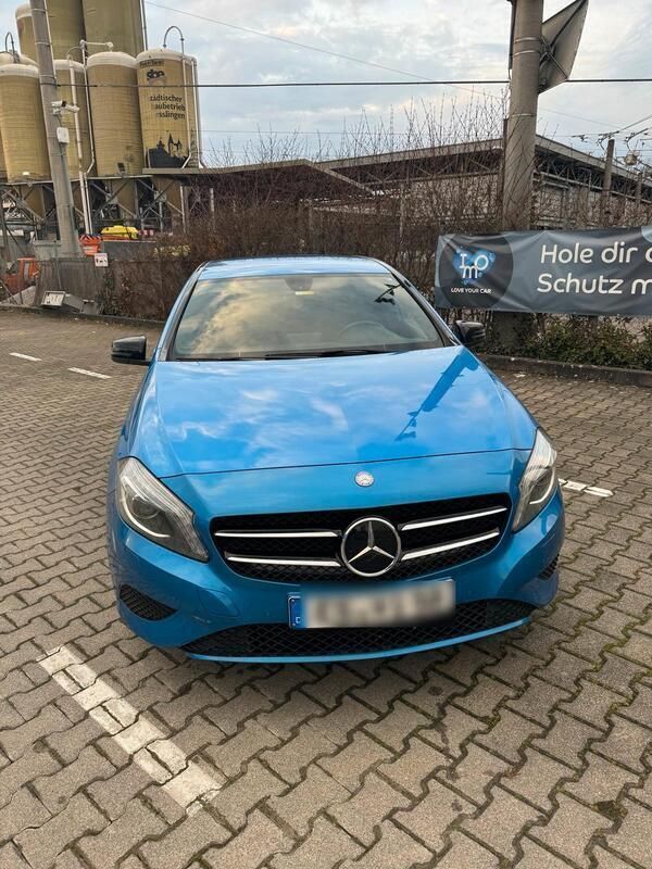 Blau Gebraucht 2015 Mercedes A180 Urban Limousine | 14.250 € - Bild 1/4