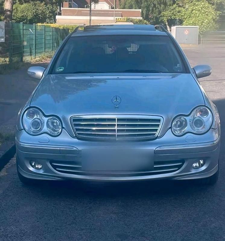 Silber Gebraucht 2006 Mercedes 220 Kombi | 3.900 € - Bild 1/4