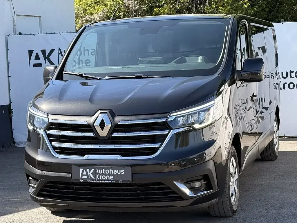 Second-hand Renault Trafic 131 CP (96 kW) 2023 Negru Monovolum
