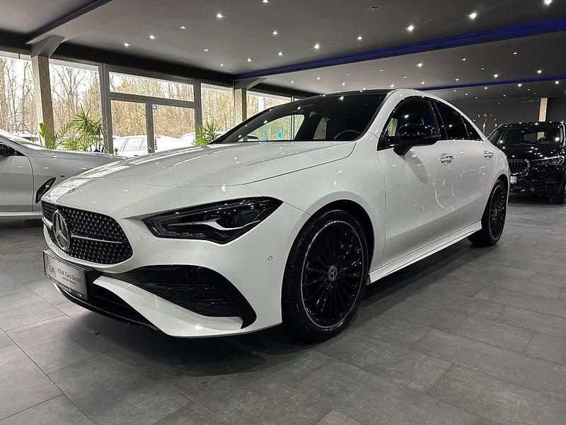 Weiß Gebraucht 2024 Mercedes CLA200 AMG line Limousine | 37.890 € (Etwas zu teuer) - Bild 1/4
