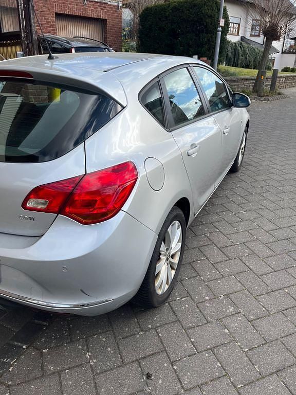 Gebraucht Opel Astra Selection 131 PS (96 kW) 2013 Silber Limousine