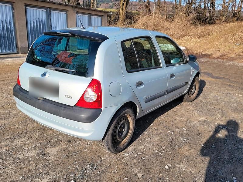 Gebraucht Renault Clio II 58 PS (42 kW) 2004 Silber Kleinwagen