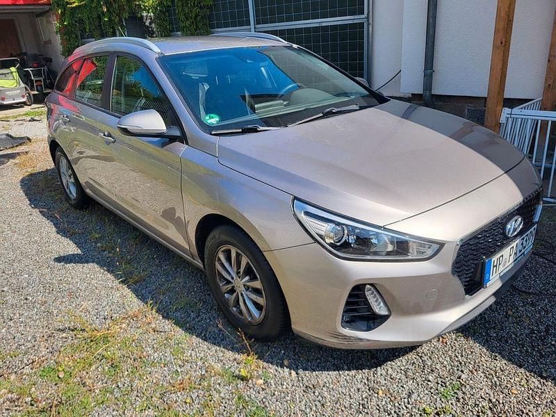 Grau Gebraucht 2018 Hyundai i30 Kombi | 8.000 € - Bild 1/4