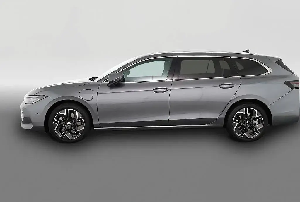 Usata VW Passat Elegance 272 CV (200 kW) 2025 Grigio Station wagon