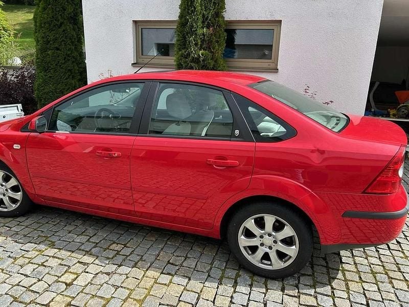 Rot Gebraucht 2006 Ford Focus Ghia Limousine | 5.900 € (Teuer) - Bild 1/4