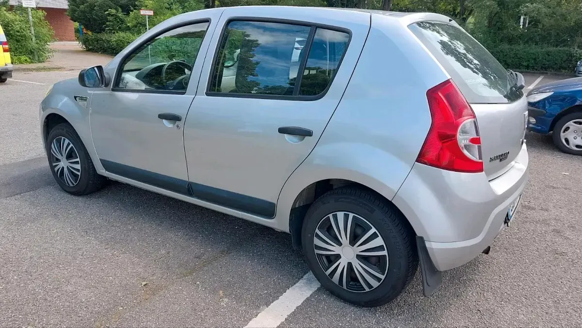 Gebraucht Dacia Sandero 75 PS (55 kW) 2009 Silber Limousine