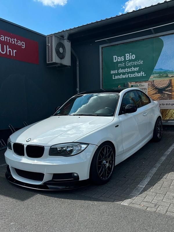 Weiß Gebraucht 2011 BMW 118 Coupé M Sport Coupé | 11.999 € - Bild 1/4