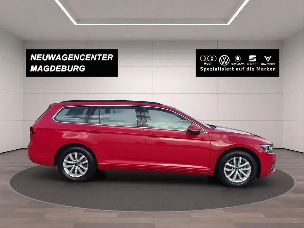 Gebraucht VW Passat Business 122 PS (89 kW) 2023 Tornadorot Kombi