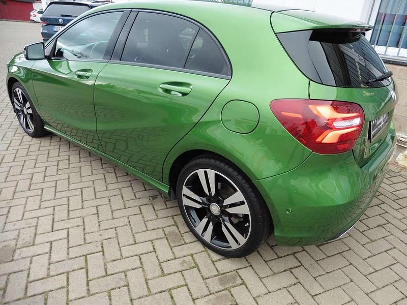 Gebraucht Mercedes A180 Night 122 PS (89 kW) 2017 Elbait gruen  metallic Kleinwagen
